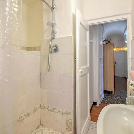 2 Bedroom Lovely In Apartment Genoa